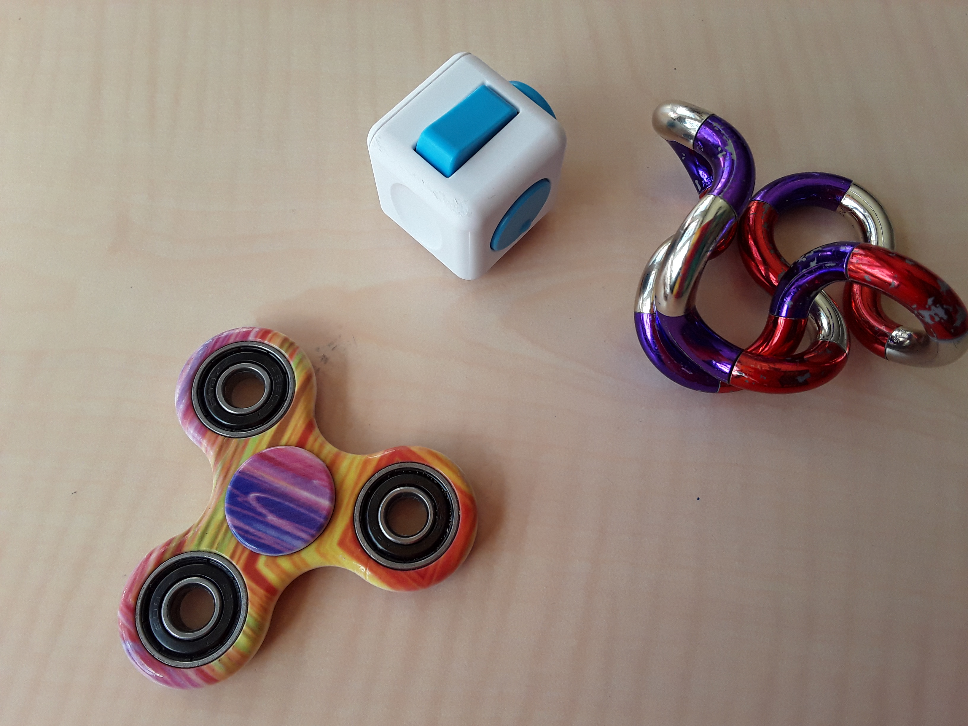 Friemelen: wel of geen tangle en fidget cube in klas? - Juf-Judith.nl